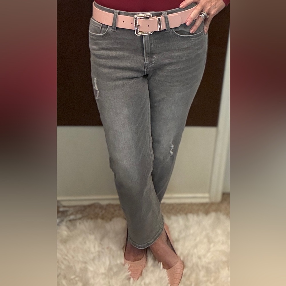 Vervet EUC grey distressed straight
Stretch cropped denim. Luxe brand
Sz 27